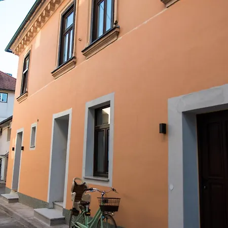 Avrelia Apartment *
